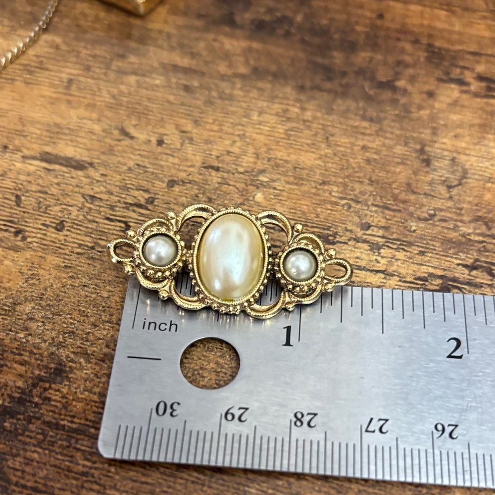 1928 Gold-Tone Faux Pearl Brooch in Gold and Cream